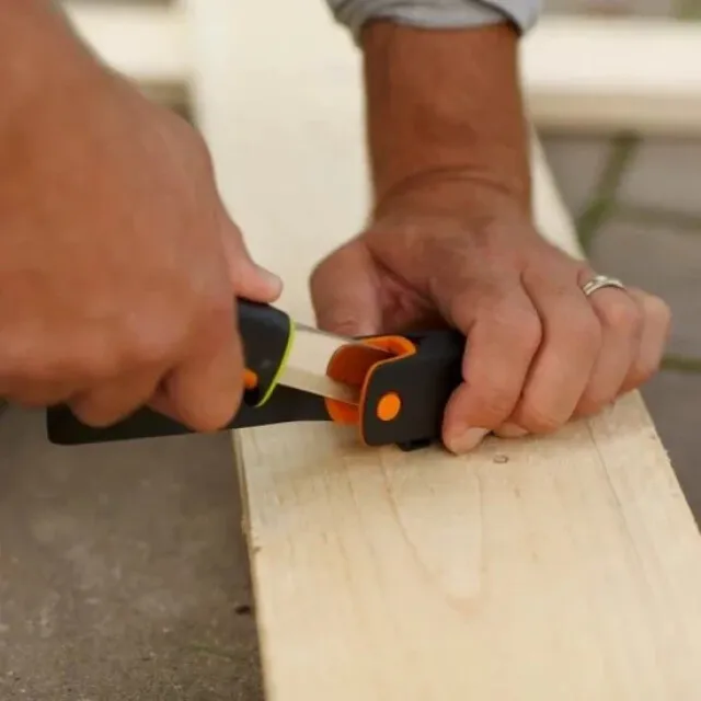 Fiskars Heavy Duty Mes Met Slijper (groen)
